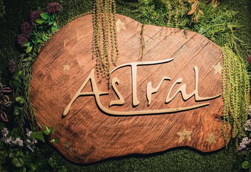 Premium cocktail service and elegant presentation at Astral Puerto Banús